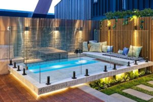 Glass pool wall